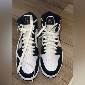 Nike Air Jordan 1 Mid Obsidian